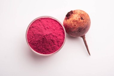 Ham bir bütün ile pancar kökü tozu yığını demir, potasyum ve magnezyum içeren temel mineraller içerir.