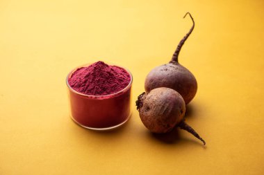 Ham bir bütün ile pancar kökü tozu yığını demir, potasyum ve magnezyum içeren temel mineraller içerir.