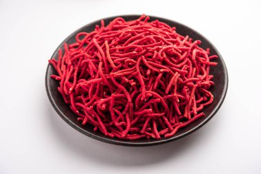 Pancar sev veya kızarmış erişte Hindistan 'dan gelen renkli ve sağlıklı bir Namkeen tarifi.