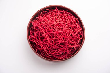 Pancar sev veya kızarmış erişte Hindistan 'dan gelen renkli ve sağlıklı bir Namkeen tarifi.