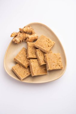 Aale Pak veya Ginger Barfi veya şeker veya Adrak barfee veya burfi, öksürük ve soğuk algınlığı için kullanılan geleneksel bir Hint ilacıdır.