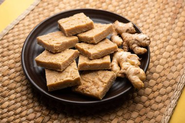 Aale Pak veya Ginger Barfi veya şeker veya Adrak barfee veya burfi, öksürük ve soğuk algınlığı için kullanılan geleneksel bir Hint ilacıdır.
