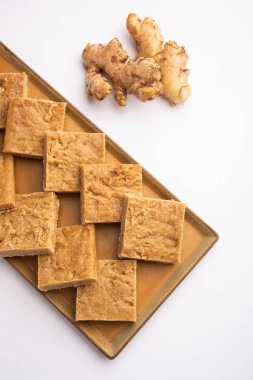 Aale Pak veya Ginger Barfi veya şeker veya Adrak barfee veya burfi, öksürük ve soğuk algınlığı için kullanılan geleneksel bir Hint ilacıdır.