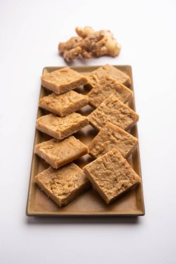 Aale Pak veya Ginger Barfi veya şeker veya Adrak barfee veya burfi, öksürük ve soğuk algınlığı için kullanılan geleneksel bir Hint ilacıdır.