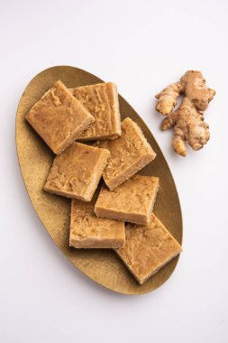 Aale Pak veya Ginger Barfi veya şeker veya Adrak barfee veya burfi, öksürük ve soğuk algınlığı için kullanılan geleneksel bir Hint ilacıdır.