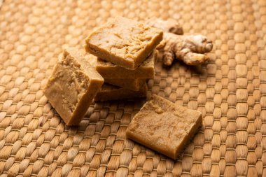 Aale Pak veya Ginger Barfi veya şeker veya Adrak barfee veya burfi, öksürük ve soğuk algınlığı için kullanılan geleneksel bir Hint ilacıdır.