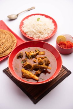 Koyun OR Gosht Masala Ya da Hint kuzusu Rogan Josh biraz baharatlı, Naan, paratha ya da pirinçli Roti ile servis edilir.