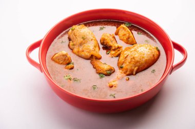 Geleneksel Hint Tavuğu Tikka Masala ya da körili pirinç ve laccha paratha ya da roti ile servis edilir.