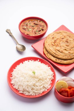 Rajma Curry veya Rajmah Masala pirinç ve laccha paratha ile servis edilir.