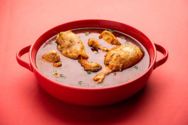 Geleneksel Hint Tavuğu Tikka Masala ya da körili pirinç ve laccha paratha ya da roti ile servis edilir.