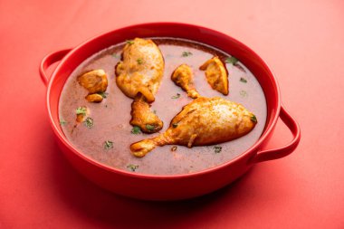 Geleneksel Hint Tavuğu Tikka Masala ya da körili pirinç ve laccha paratha ya da roti ile servis edilir.