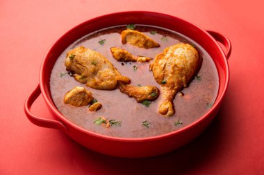 Geleneksel Hint Tavuğu Tikka Masala ya da körili pirinç ve laccha paratha ya da roti ile servis edilir.