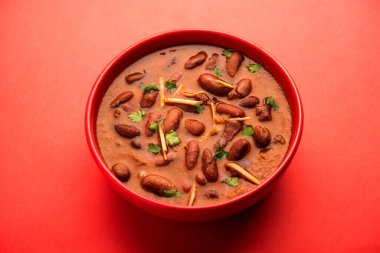 Rajma Curry veya Rajmah Masala pirinç ve laccha paratha ile servis edilir.