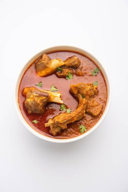 Koyun OR Gosht Masala Ya da Hint kuzusu Rogan Josh biraz baharatlı, Naan, paratha ya da pirinçli Roti ile servis edilir.