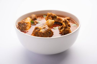 Koyun OR Gosht Masala Ya da Hint kuzusu Rogan Josh biraz baharatlı, Naan, paratha ya da pirinçli Roti ile servis edilir.