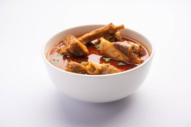 Koyun OR Gosht Masala Ya da Hint kuzusu Rogan Josh biraz baharatlı, Naan, paratha ya da pirinçli Roti ile servis edilir.