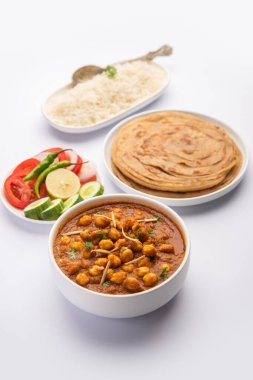 Choley, chole masala ya da chana nohut, domates ve kimyondan yapılmış Laccha Paratha ya da roti ve pilavla servis edilen Hint yemeği.