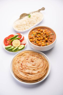 Choley, chole masala ya da chana nohut, domates ve kimyondan yapılmış Laccha Paratha ya da roti ve pilavla servis edilen Hint yemeği.