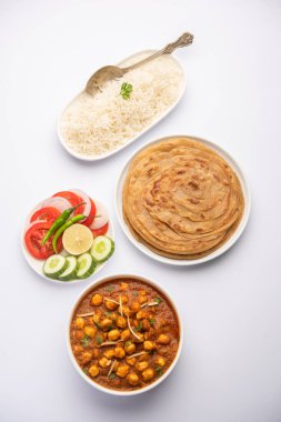 Choley, chole masala ya da chana nohut, domates ve kimyondan yapılmış Laccha Paratha ya da roti ve pilavla servis edilen Hint yemeği.