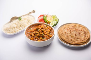 Choley, chole masala ya da chana nohut, domates ve kimyondan yapılmış Laccha Paratha ya da roti ve pilavla servis edilen Hint yemeği.