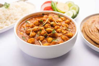 Choley, chole masala ya da chana nohut, domates ve kimyondan yapılmış Laccha Paratha ya da roti ve pilavla servis edilen Hint yemeği.