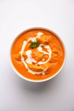 Hint mutfağından leziz tereyağlı tavuk köri yemeği pilav ve paratha ile servis edilir.