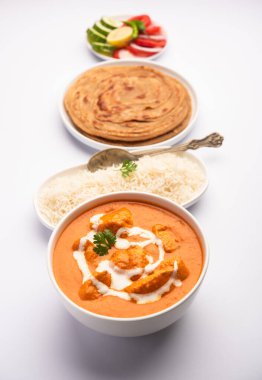 Hint mutfağından leziz tereyağlı tavuk köri yemeği pilav ve paratha ile servis edilir.