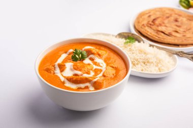 Hint mutfağından leziz tereyağlı tavuk köri yemeği pilav ve paratha ile servis edilir.