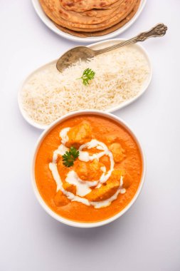 Hint mutfağından leziz tereyağlı tavuk köri yemeği pilav ve paratha ile servis edilir.