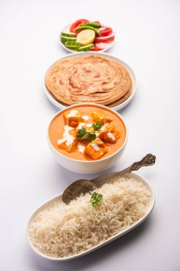 Paneer Butter Masala ya da Peynir Körisi. Pirinç ve laccha paratha ile servis edilir.