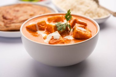 Paneer Butter Masala ya da Peynir Körisi. Pirinç ve laccha paratha ile servis edilir.