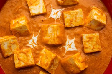 Paneer Butter Masala ya da Peynir Körisi. Pirinç ve laccha paratha ile servis edilir.