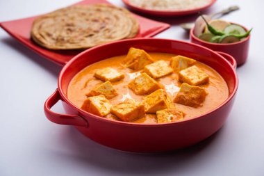 Paneer Butter Masala ya da Peynir Körisi. Pirinç ve laccha paratha ile servis edilir.