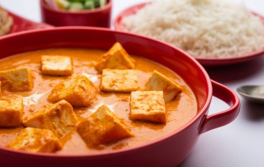 Paneer Butter Masala ya da Peynir Körisi. Pirinç ve laccha paratha ile servis edilir.