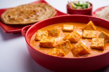 Paneer Butter Masala ya da Peynir Körisi. Pirinç ve laccha paratha ile servis edilir.