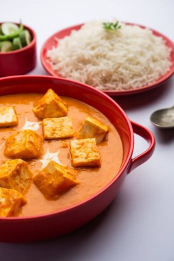 Paneer Butter Masala ya da Peynir Körisi. Pirinç ve laccha paratha ile servis edilir.
