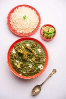 Palak Gosht ya da koyun eti köri, Hint usulü ıspanak ve körili kuzu pirinçli ve laccha paratha ile servis edilir.