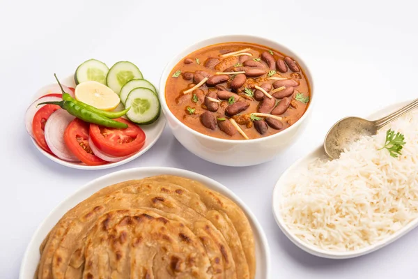 Rajma Curry Veya Rajmah Masala Pirinç Laccha Paratha Ile Servis — Stok fotoğraf