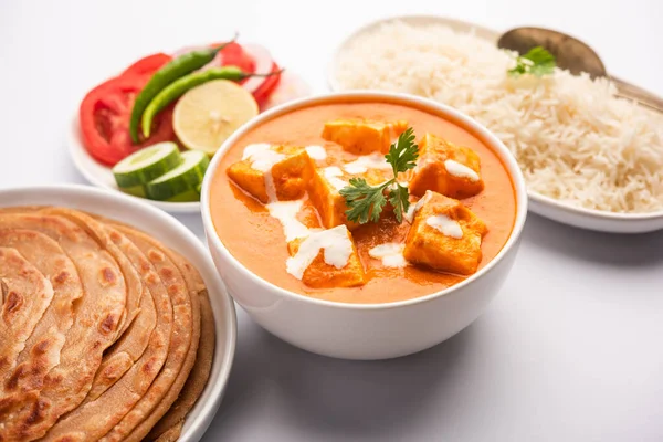 Paneer Butter Masala Peynir Körisi Pirinç Laccha Paratha Ile Servis — Stok fotoğraf