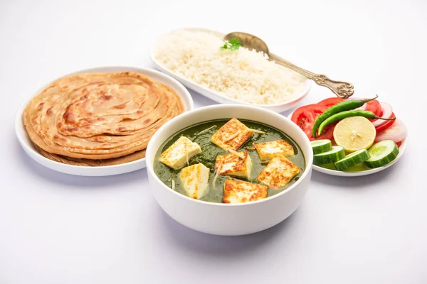 Palak Paneer Veya Ispanak Süzme Peynirli Köri Pilav Chapati Ile — Stok fotoğraf