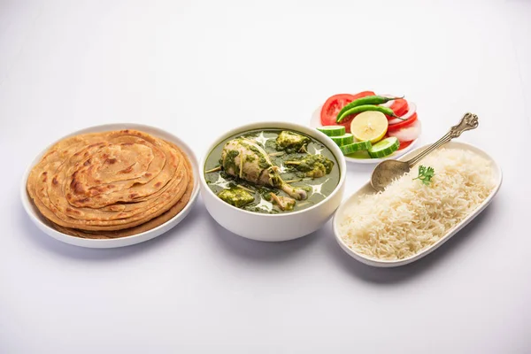 stock image Green Palak chicken Curry or Murgh Hariyali Tikka Masala or spinach Murg Saagwala served with rice and laccha paratha