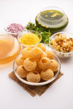 Panipuri veya fuchka fhuchka veya gupchup veya golgappa veya Pani ke Patake, Hindistan 'da yetişen bir çerez türüdür.