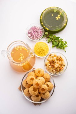 Panipuri veya fuchka fhuchka veya gupchup veya golgappa veya Pani ke Patake, Hindistan 'da yetişen bir çerez türüdür.