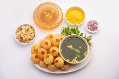 Panipuri veya fuchka fhuchka veya gupchup veya golgappa veya Pani ke Patake, Hindistan 'da yetişen bir çerez türüdür.