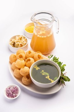 Panipuri veya fuchka fhuchka veya gupchup veya golgappa veya Pani ke Patake, Hindistan 'da yetişen bir çerez türüdür.