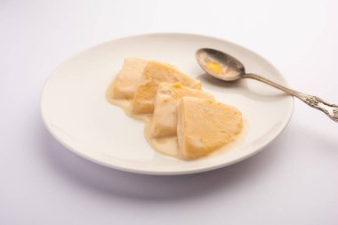 Irani kulfi dilimi veya Parsi dondurması Hint tatlısının tarifi.