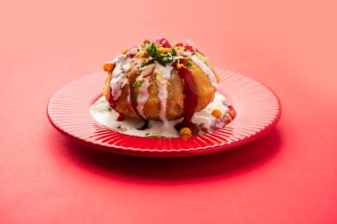 Rajasthani Shahi Raj Kachori, içi patates ve filizle dolu. Bir tabakta lor, acı sos ve sev ile servis edilir.