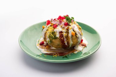 Rajasthani Shahi Raj Kachori, içi patates ve filizle dolu. Bir tabakta lor, acı sos ve sev ile servis edilir.