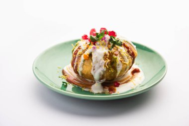 Rajasthani Shahi Raj Kachori, içi patates ve filizle dolu. Bir tabakta lor, acı sos ve sev ile servis edilir.