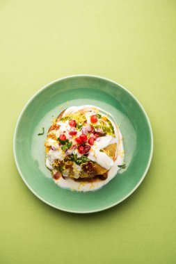 Rajasthani Shahi Raj Kachori, içi patates ve filizle dolu. Bir tabakta lor, acı sos ve sev ile servis edilir.